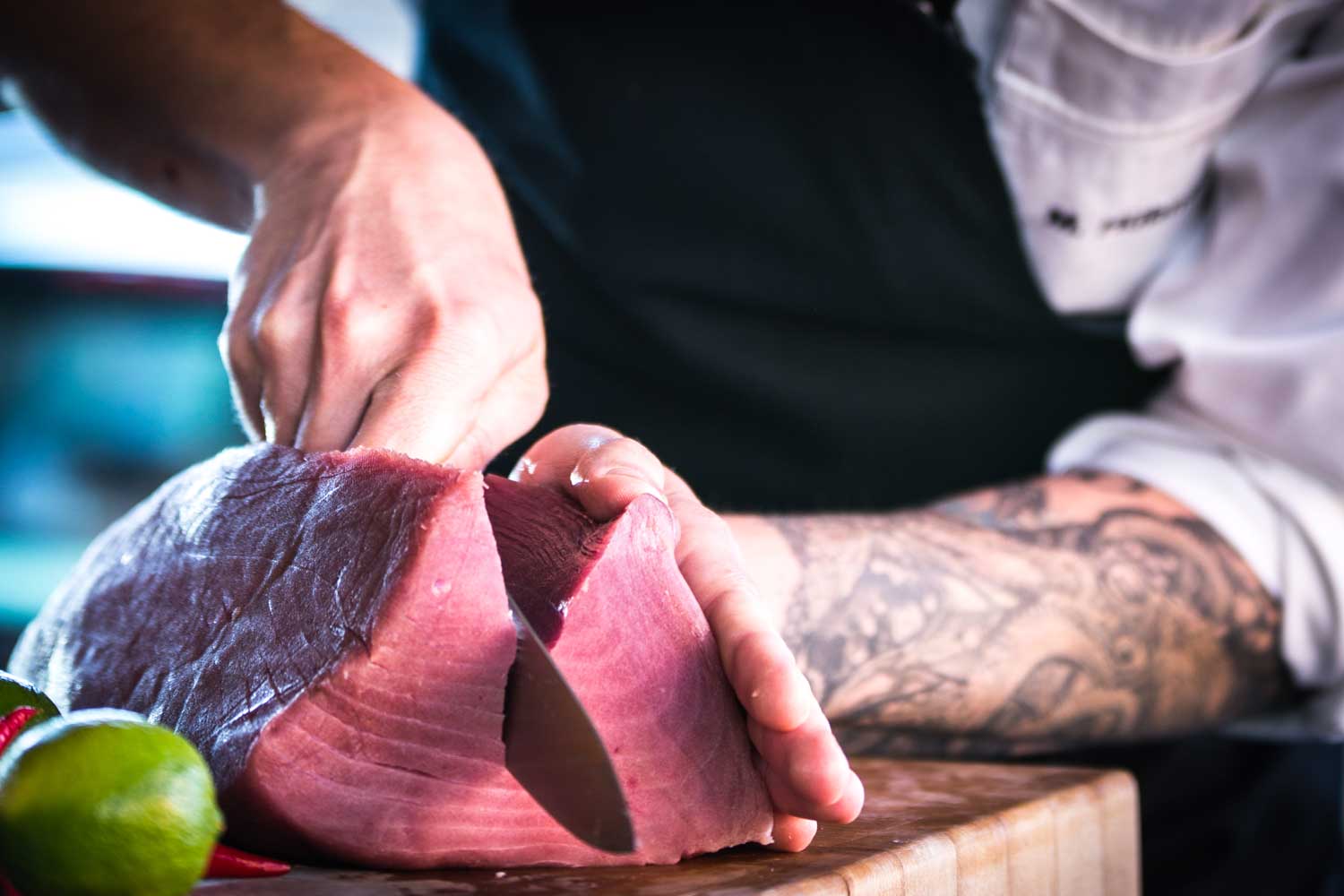 Thunfisch Steak mit Messer