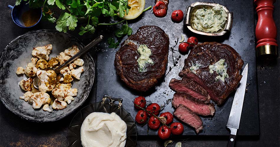 Kategorie Black Angus Medium gebratenes Black Angus Entrecote auf schwarzem Schiefer dazu Kraeuterbutter